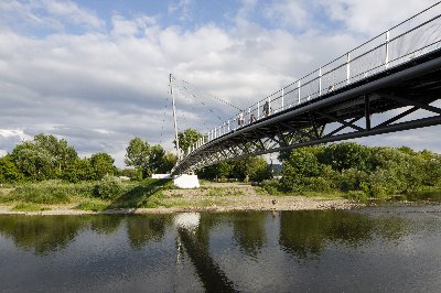 Ocelová lávka sv. Petra a Pavla pro pěší a cyklisty přes řeku Berounku v Radotíně 